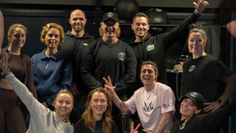 Leden van de MoM-community samen met Vincent van Haren in de gym
