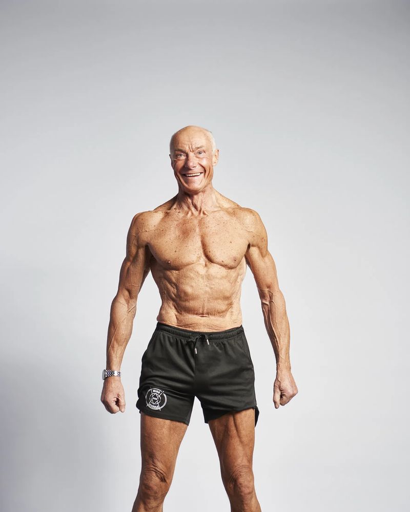 Bert-Jan de Boer van 73, gespierd en lachend in de fotostudio, in een broekje van Mind Over Muscle