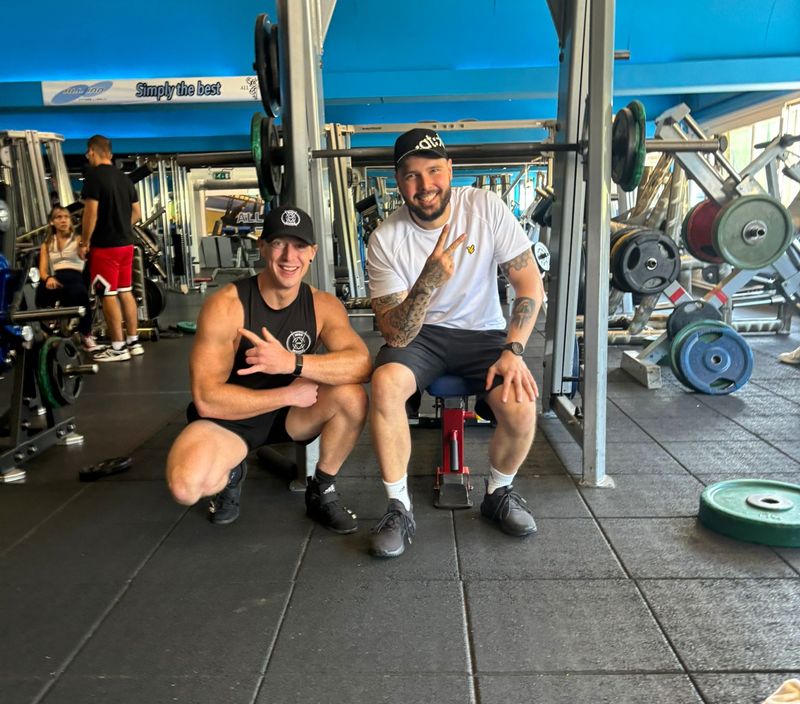 Vincent van Haren en een klant samen in de gym na een training